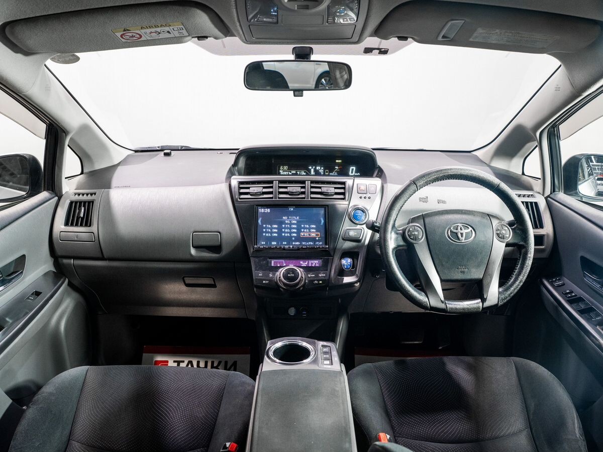 Toyota Prius Alpha 2013 - фото автомобиля