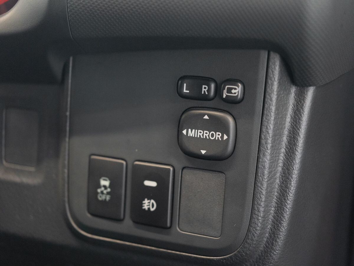 Toyota Wish 2012 - фото автомобиля