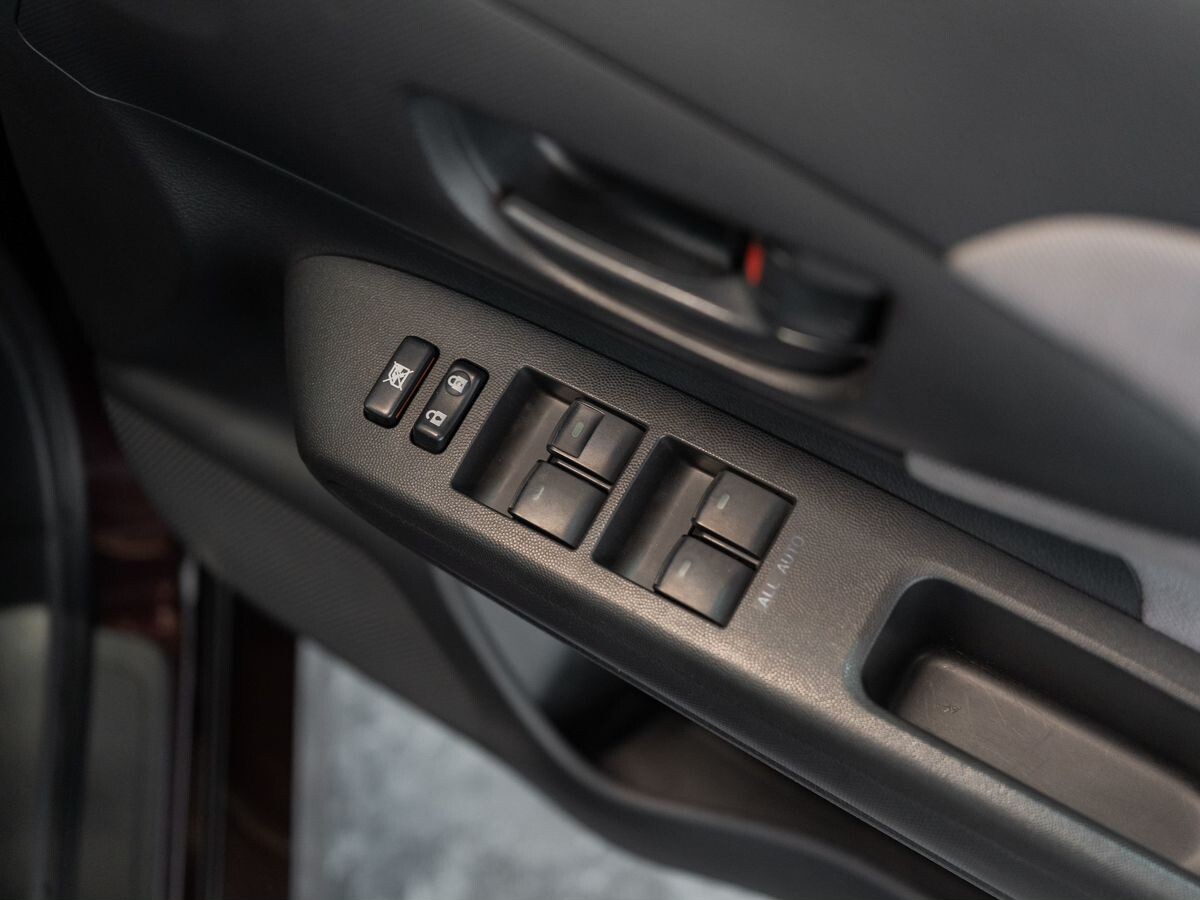 Toyota Wish 2012 - фото автомобиля