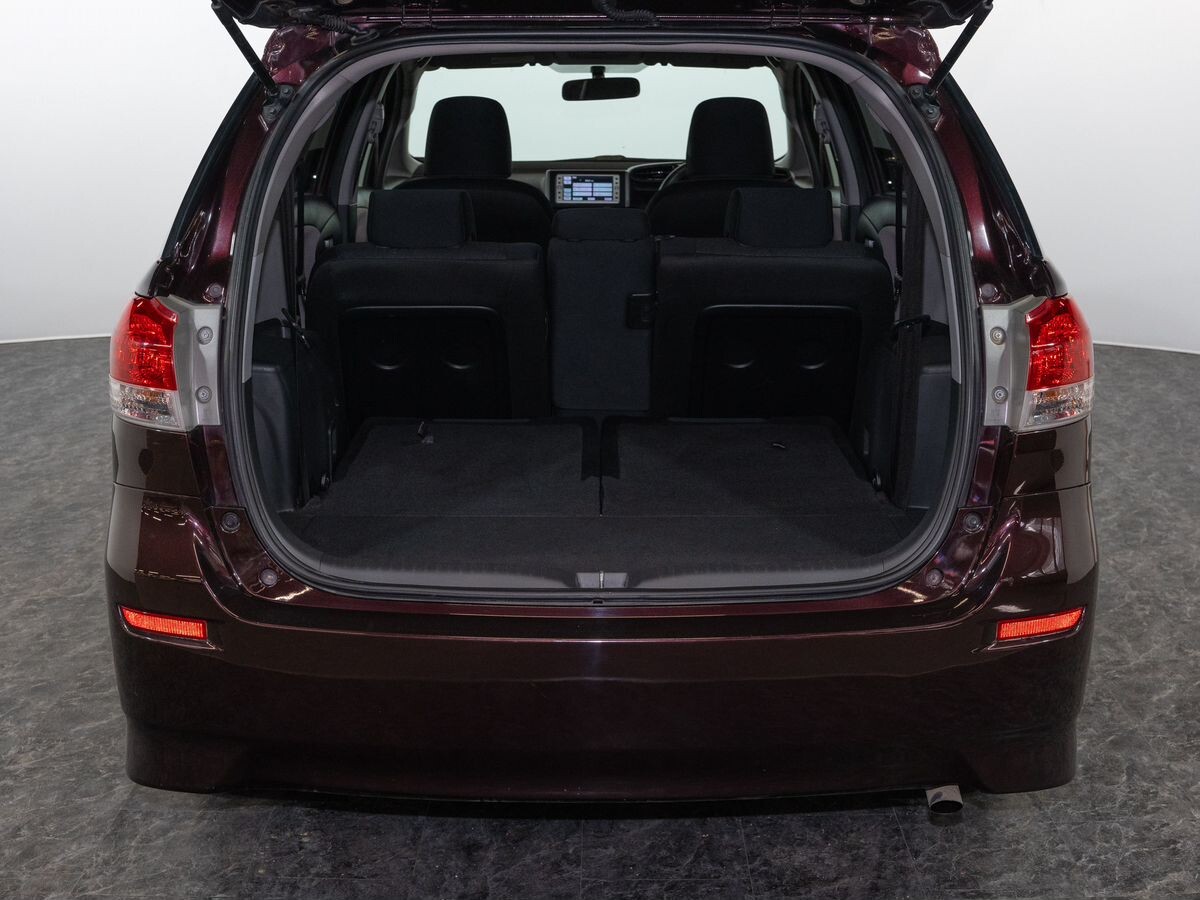 Toyota Wish 2012 - фото автомобиля