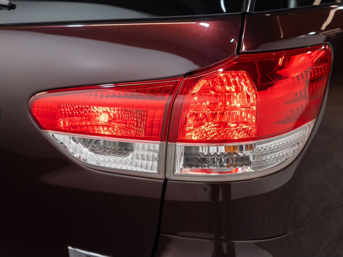 Toyota Wish 2012 - фото автомобиля