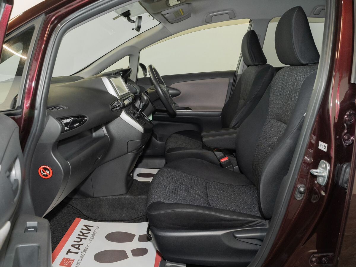 Toyota Wish 2012 - фото автомобиля
