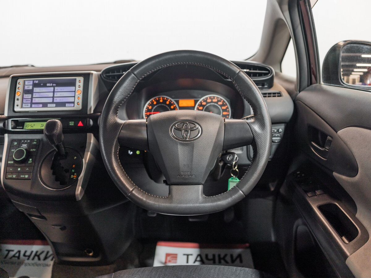 Toyota Wish 2012 - фото автомобиля