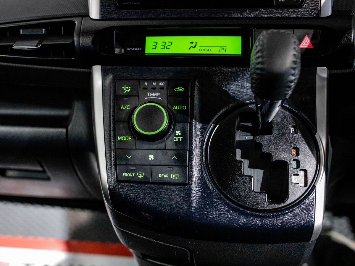 Toyota Wish 2011 - фото автомобиля