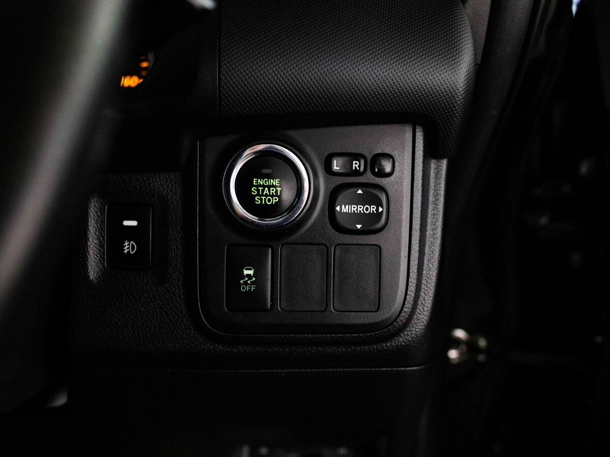 Toyota Wish 2011 - фото автомобиля