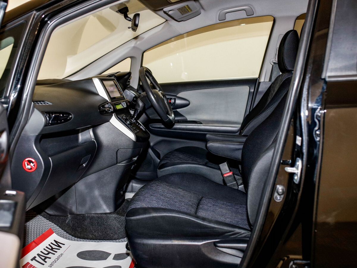 Toyota Wish 2011 - фото автомобиля