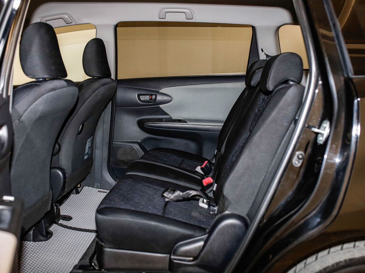 Toyota Wish 2011 - фото автомобиля
