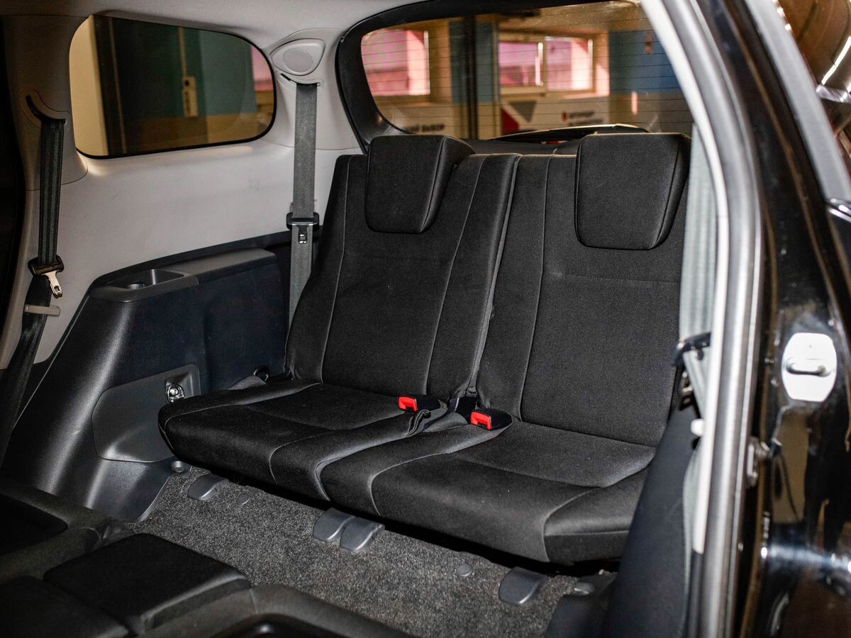 Toyota Wish 2011 - фото автомобиля