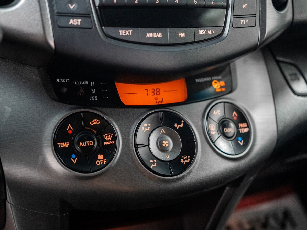 Toyota RAV4 2010 - фото автомобиля