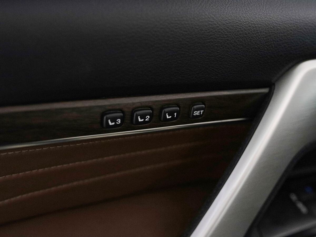 Toyota Land Cruiser 2021 - фото автомобиля