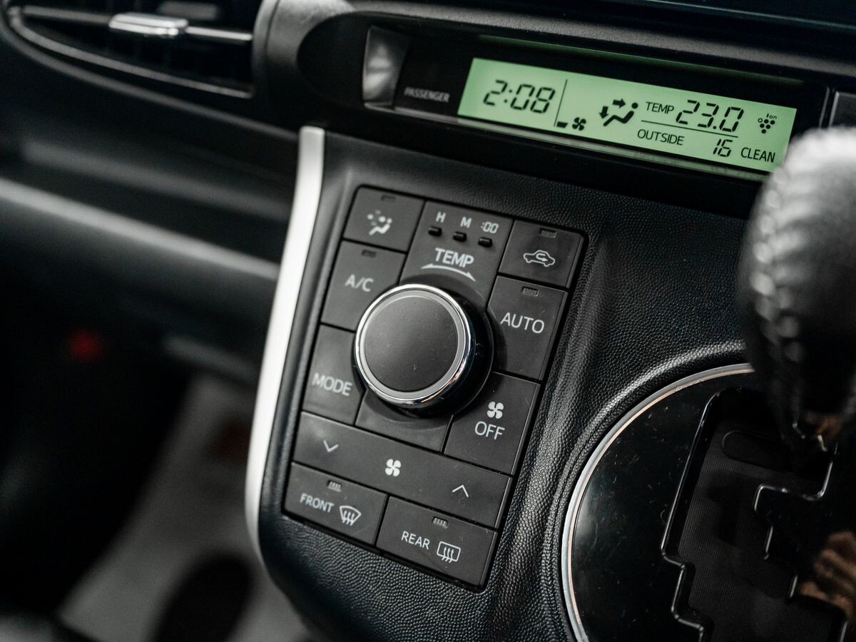 Toyota Wish 2010 - фото автомобиля