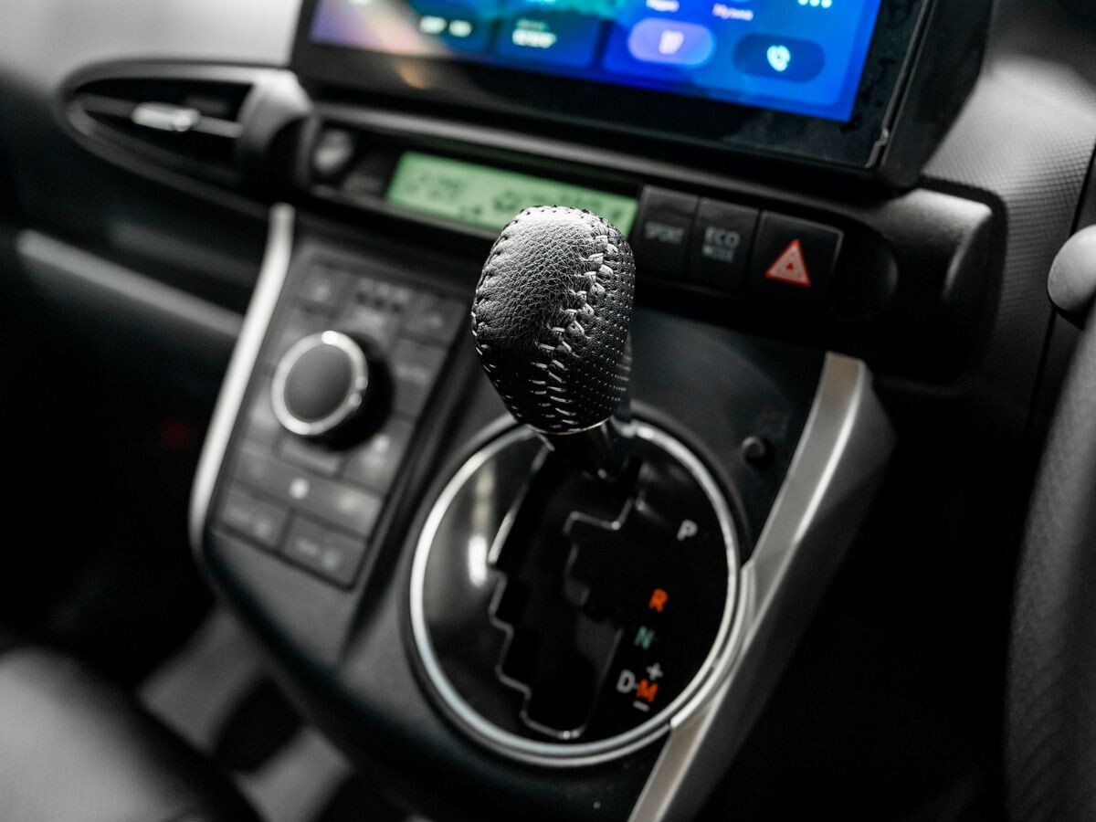 Toyota Wish 2010 - фото автомобиля