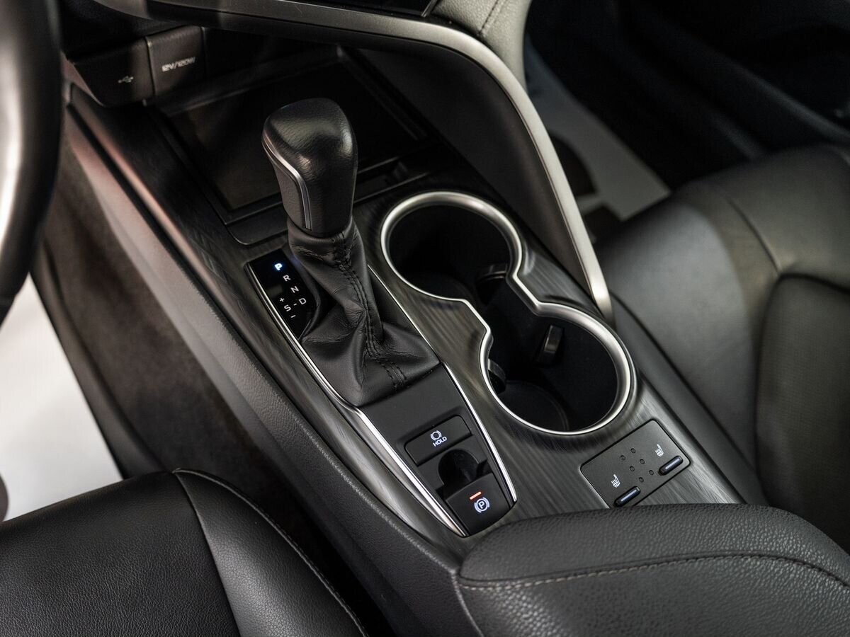 Toyota Camry 2021 - фото автомобиля