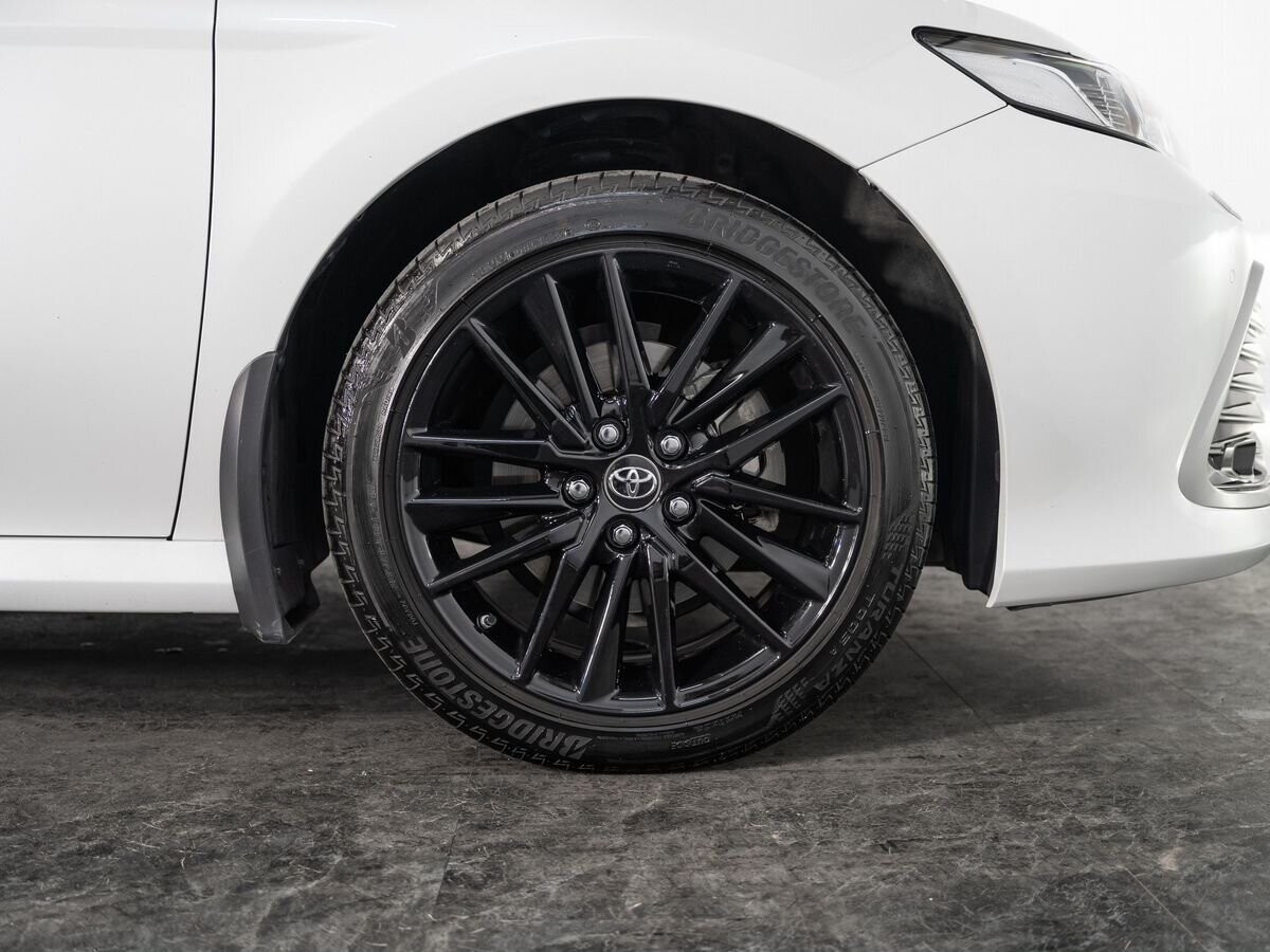Toyota Camry 2021 - фото автомобиля