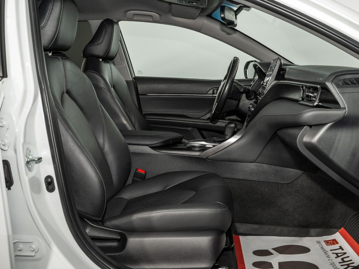 Toyota Camry 2021 - фото автомобиля