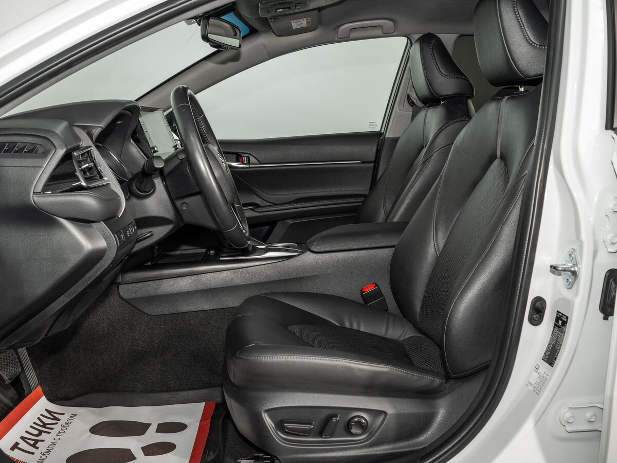 Toyota Camry 2021 - фото автомобиля