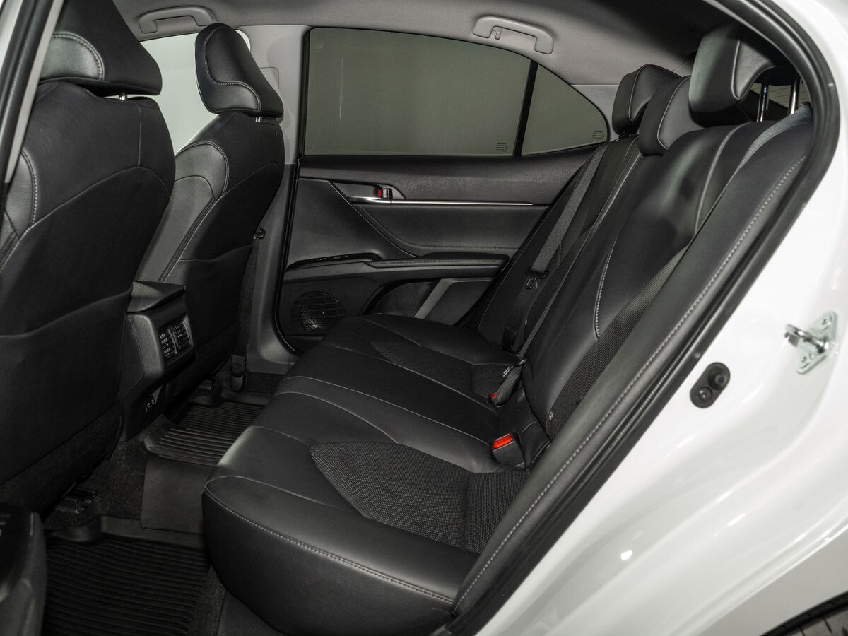 Toyota Camry 2021 - фото автомобиля