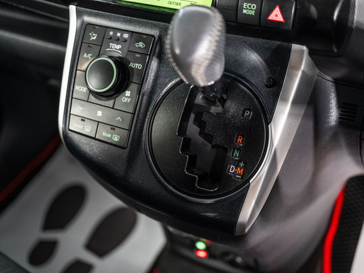 Toyota Wish 2010 - фото автомобиля