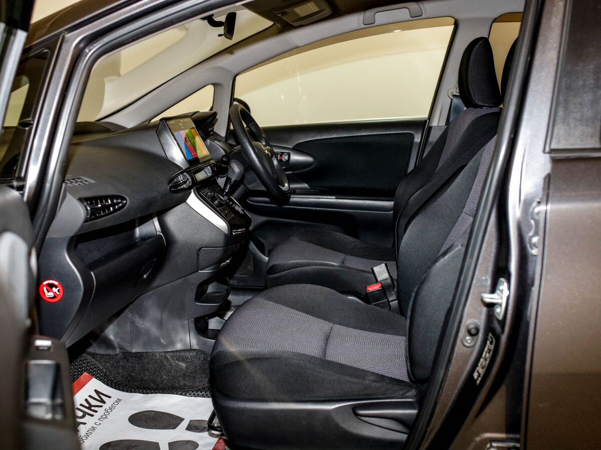 Toyota Wish 2015 - фото автомобиля