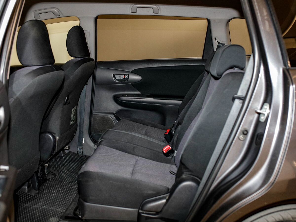 Toyota Wish 2015 - фото автомобиля
