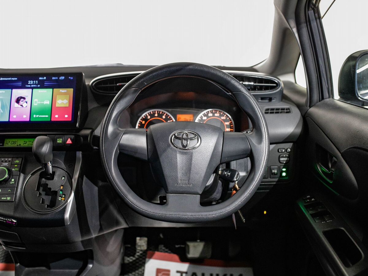 Toyota Wish 2015 - фото автомобиля