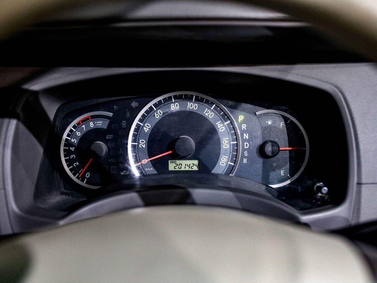 Toyota Isis 2011 - фото автомобиля