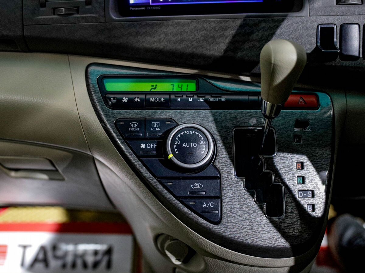 Toyota Isis 2011 - фото автомобиля