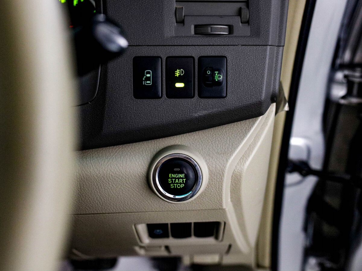 Toyota Isis 2011 - фото автомобиля