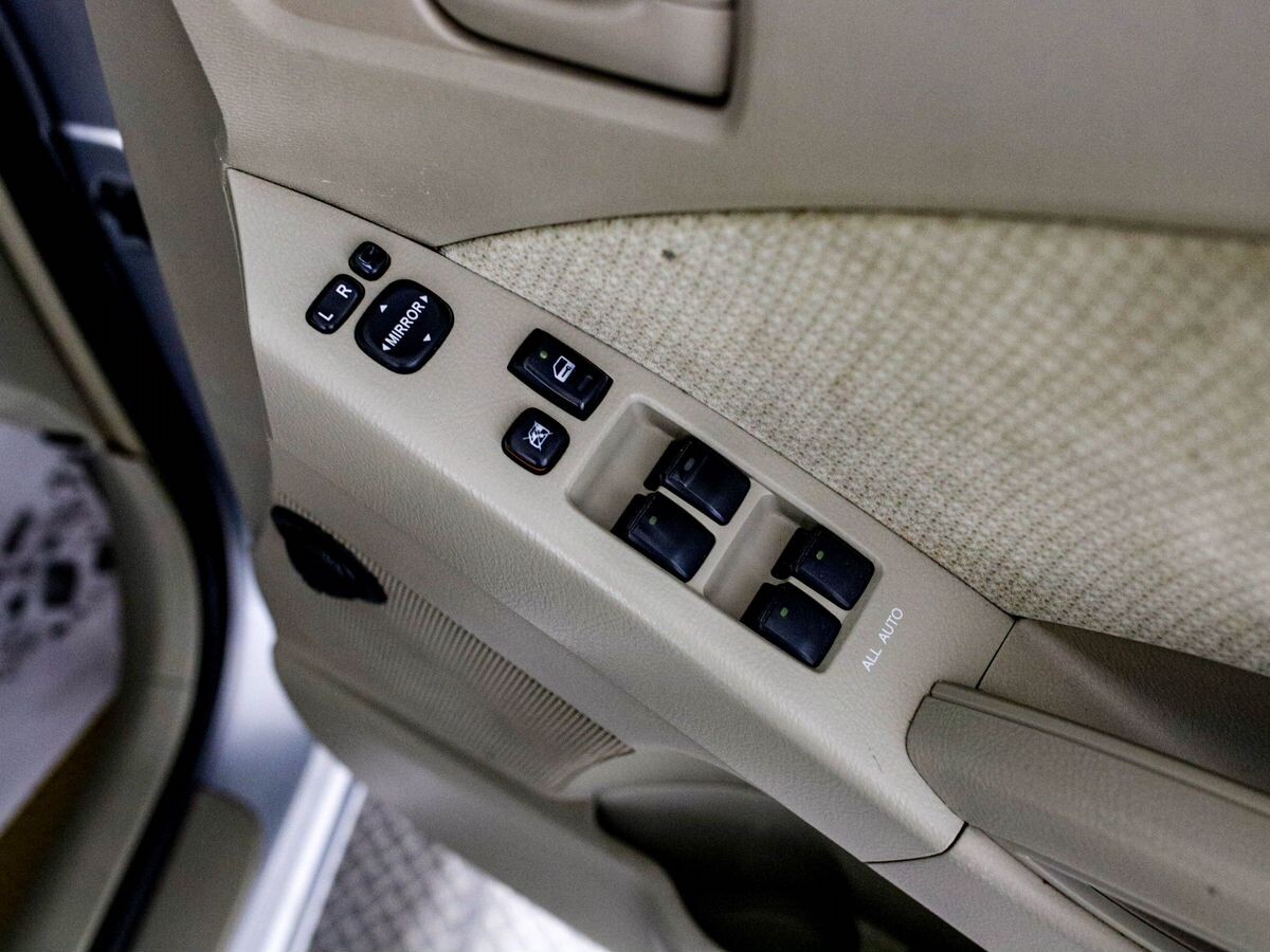 Toyota Isis 2011 - фото автомобиля