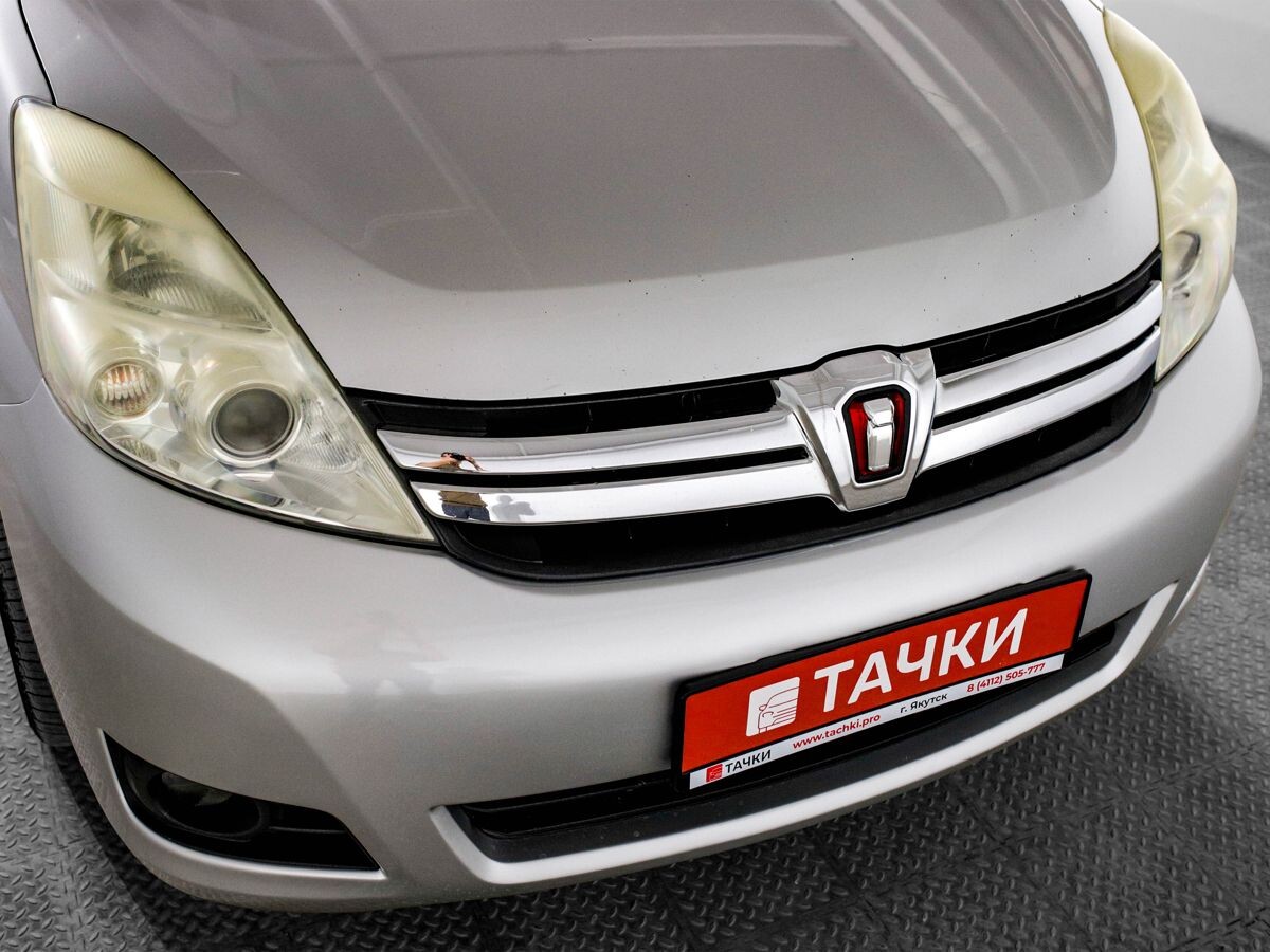 Toyota Isis 2011 - фото автомобиля