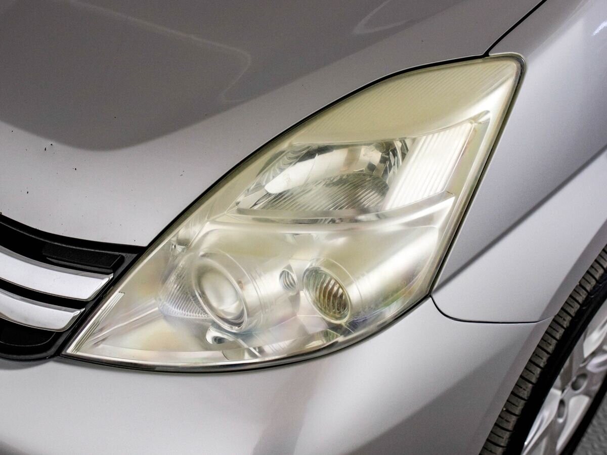 Toyota Isis 2011 - фото автомобиля