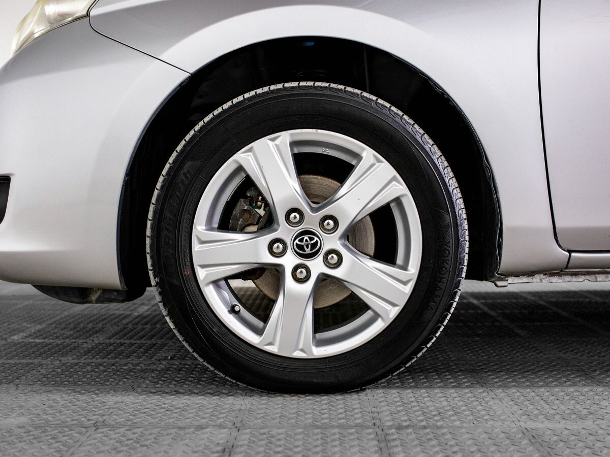Toyota Isis 2011 - фото автомобиля