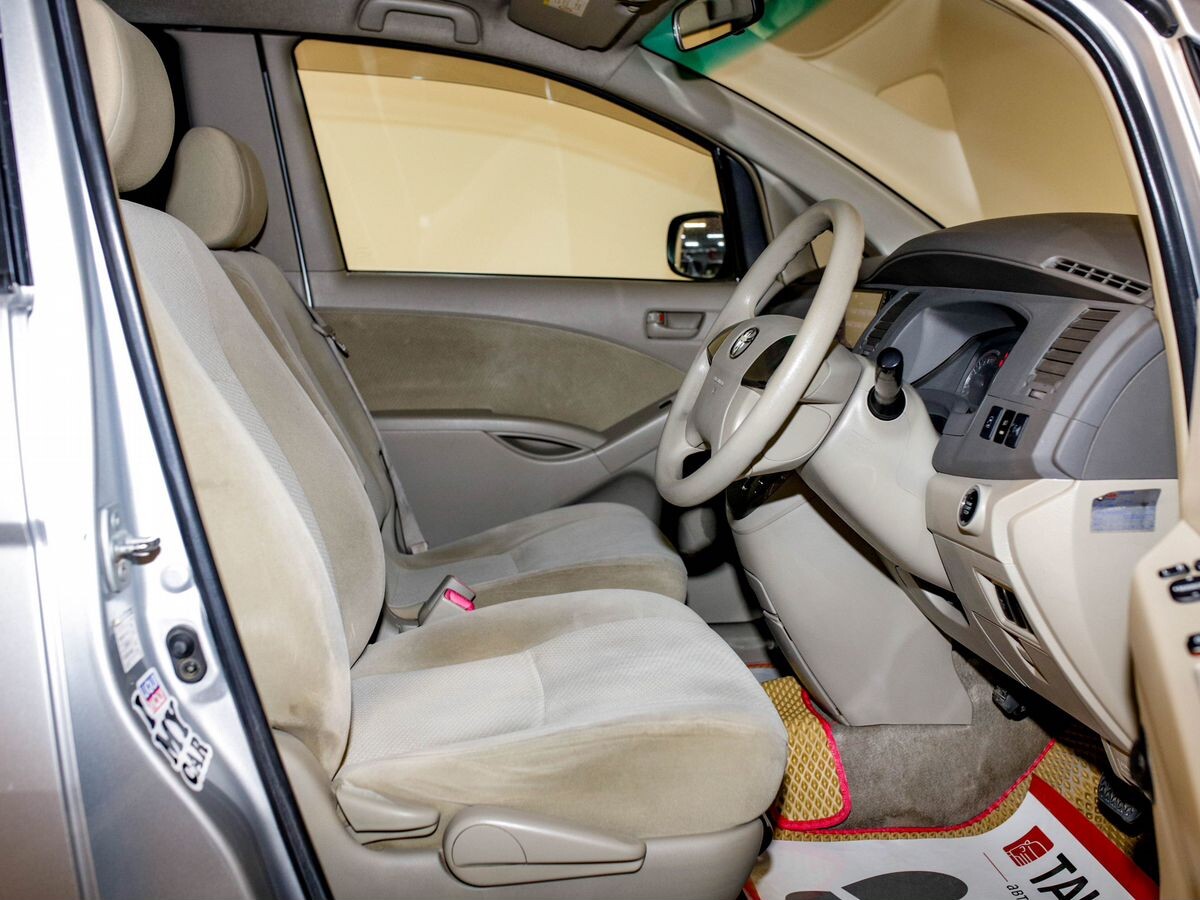 Toyota Isis 2011 - фото автомобиля