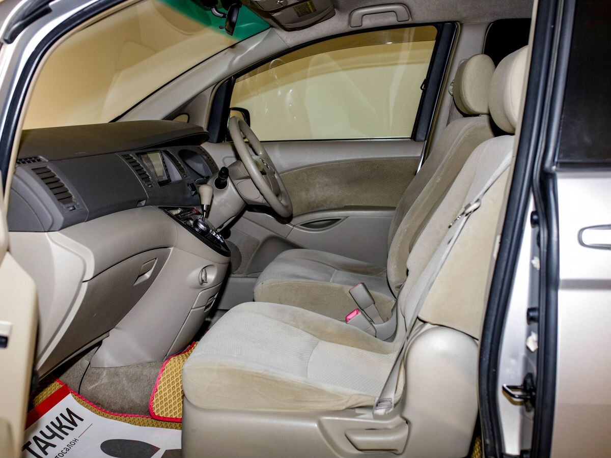 Toyota Isis 2011 - фото автомобиля