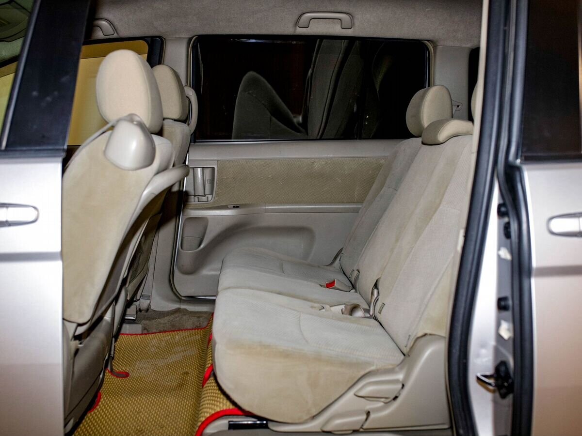 Toyota Isis 2011 - фото автомобиля