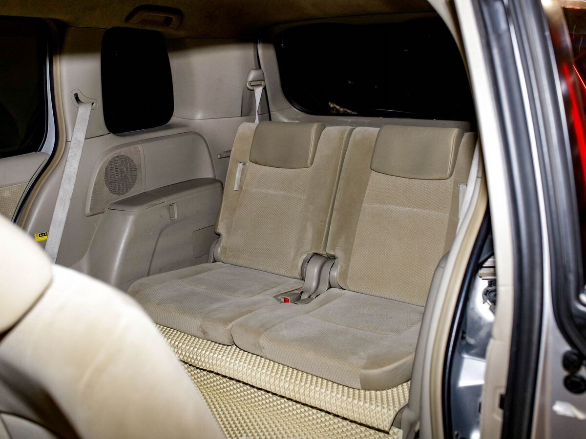 Toyota Isis 2011 - фото автомобиля