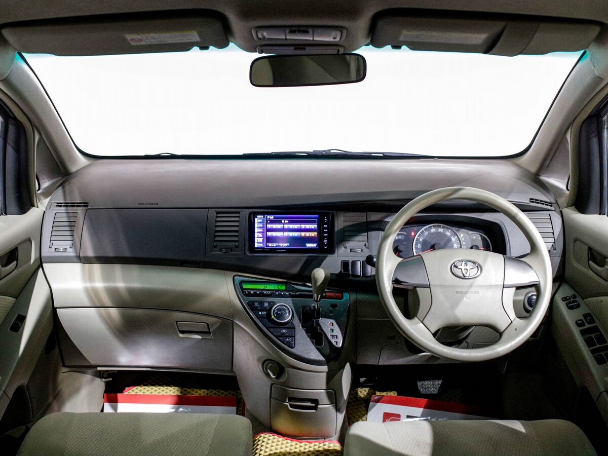 Toyota Isis 2011 - фото автомобиля