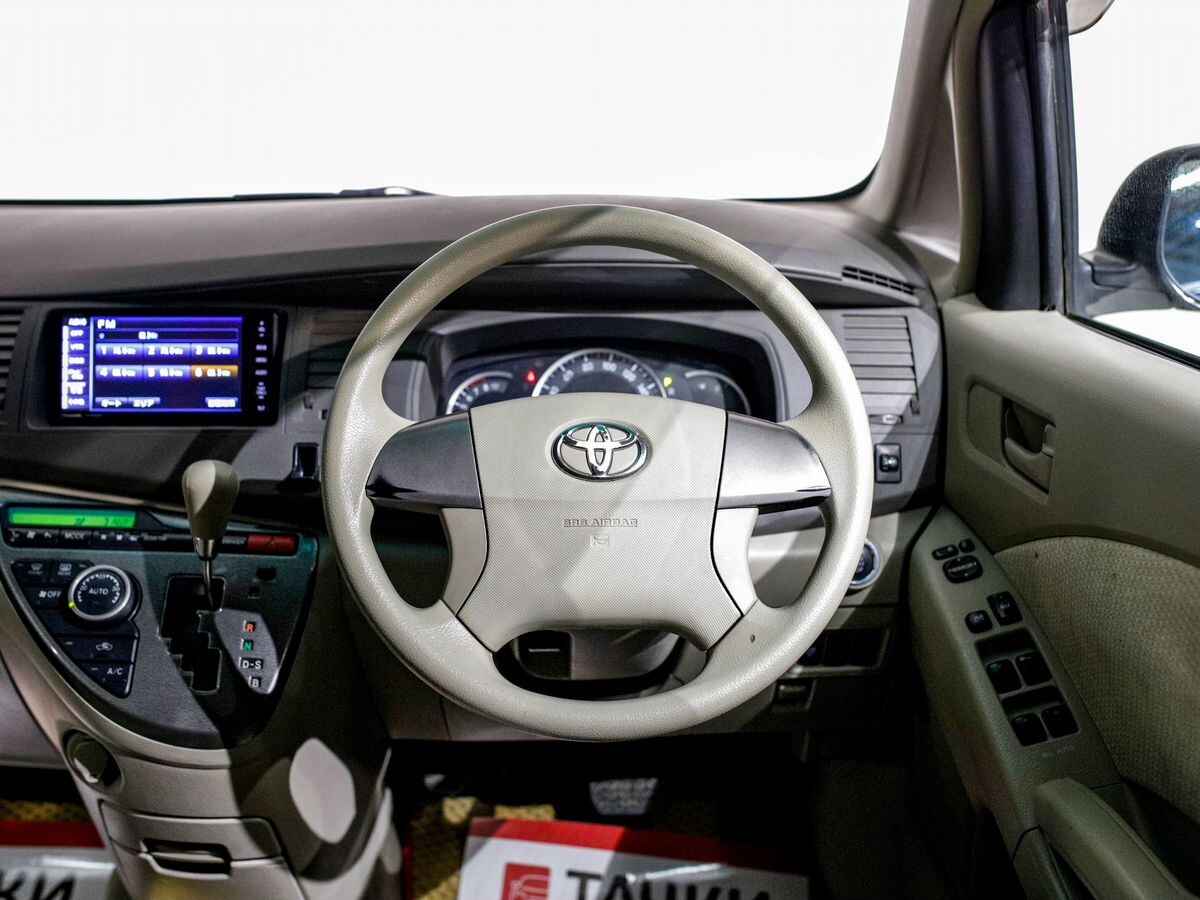 Toyota Isis 2011 - фото автомобиля