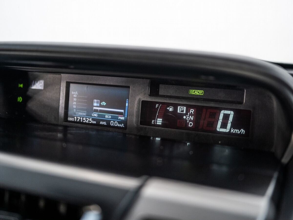 Toyota Prius Alpha 2018 - фото автомобиля