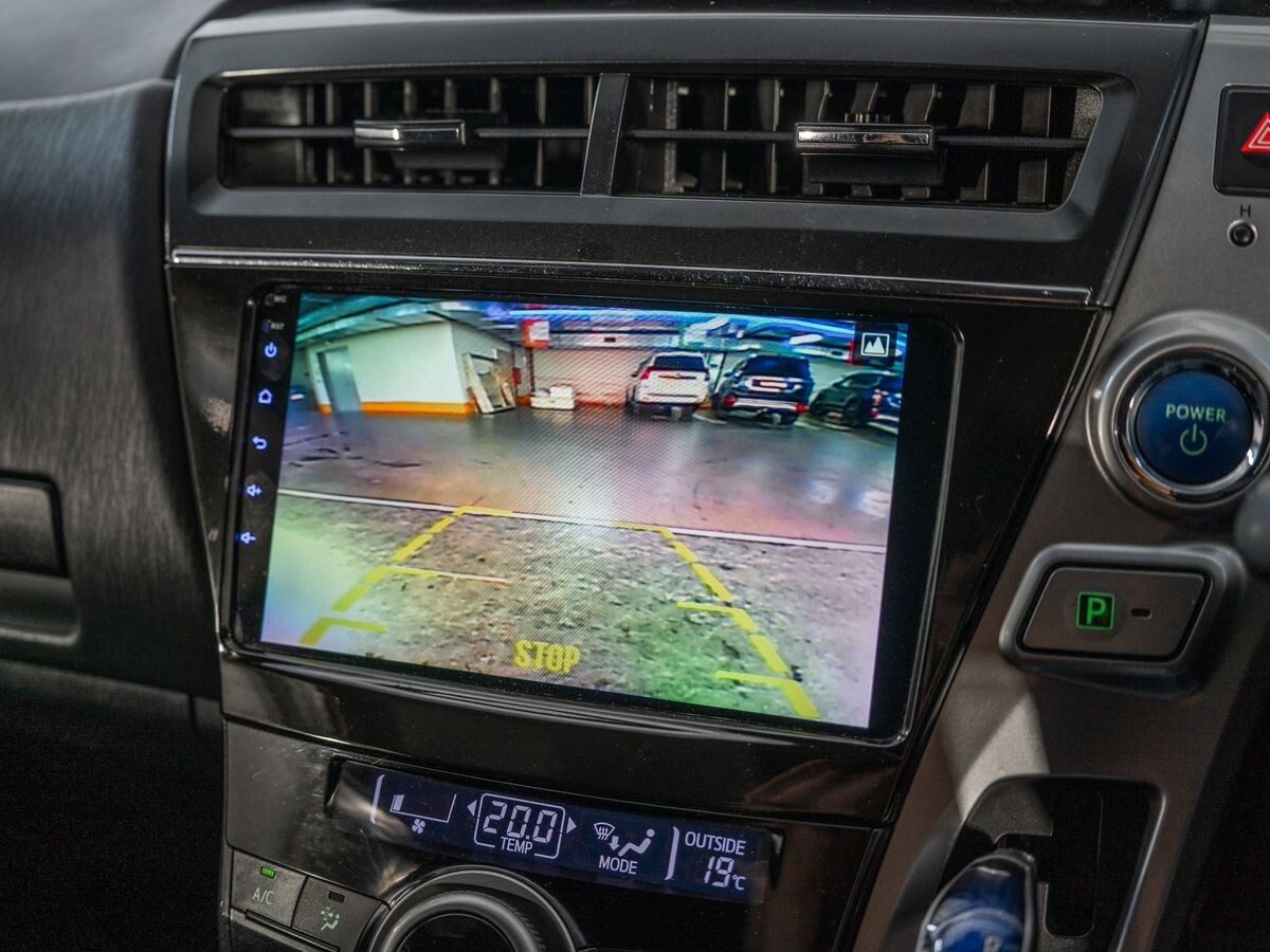 Toyota Prius Alpha 2018 - фото автомобиля