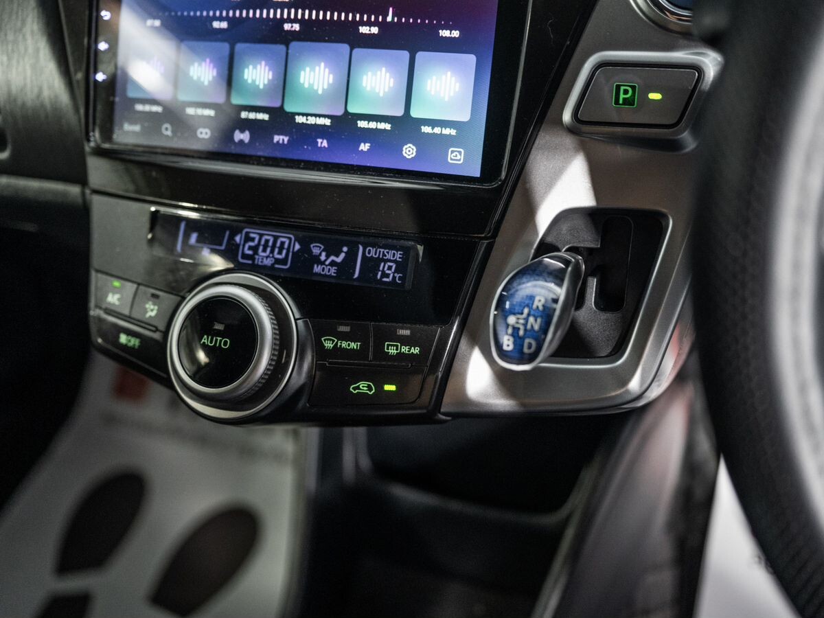 Toyota Prius Alpha 2018 - фото автомобиля