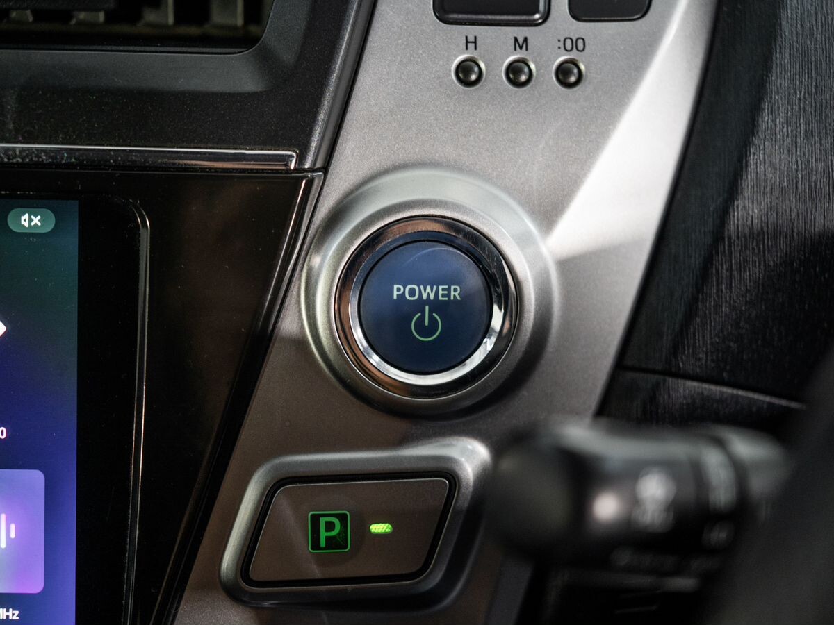 Toyota Prius Alpha 2018 - фото автомобиля