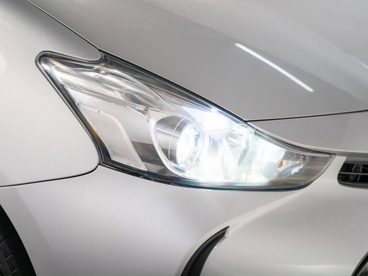 Toyota Prius Alpha 2018 - фото автомобиля