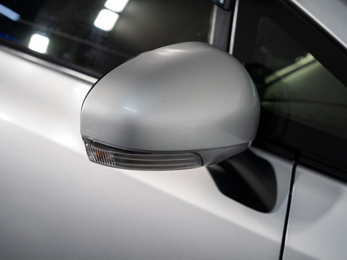 Toyota Prius Alpha 2018 - фото автомобиля