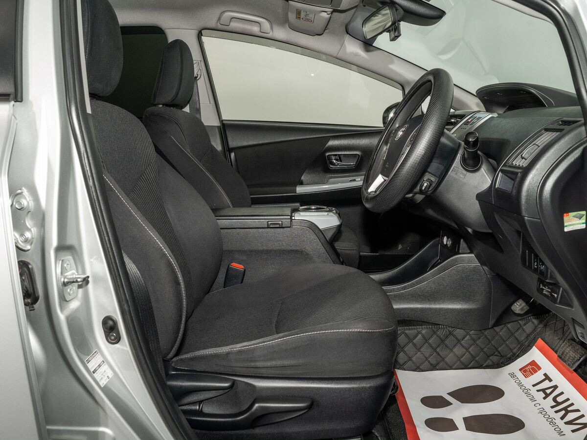 Toyota Prius Alpha 2018 - фото автомобиля