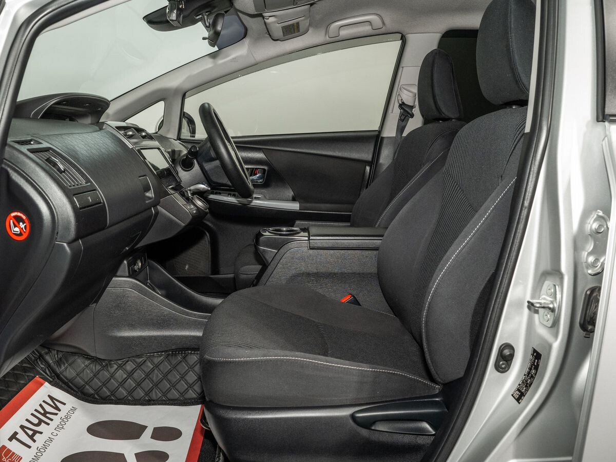 Toyota Prius Alpha 2018 - фото автомобиля