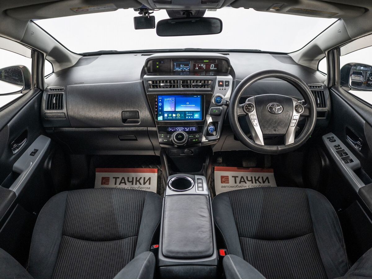 Toyota Prius Alpha 2018 - фото автомобиля