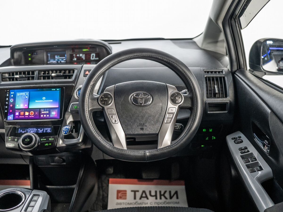 Toyota Prius Alpha 2018 - фото автомобиля