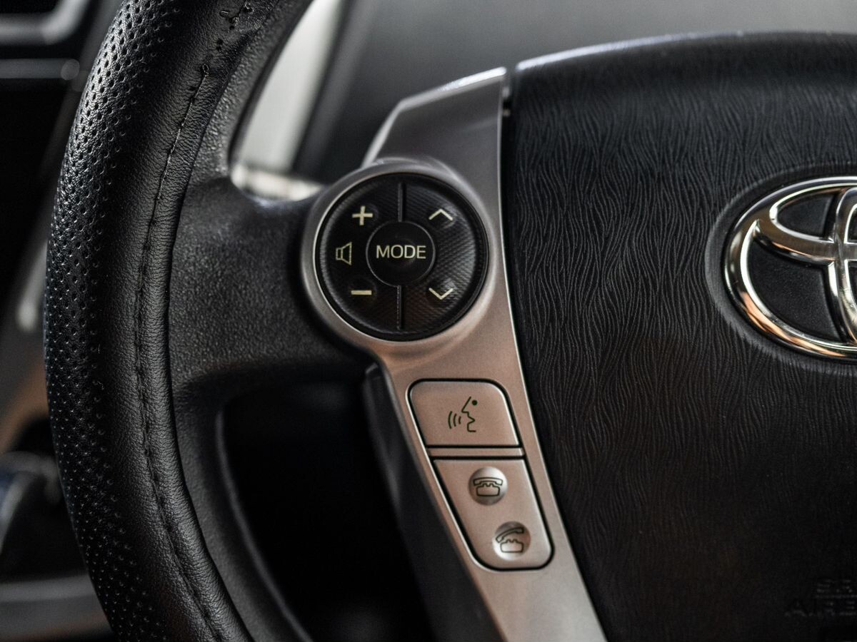 Toyota Prius Alpha 2018 - фото автомобиля