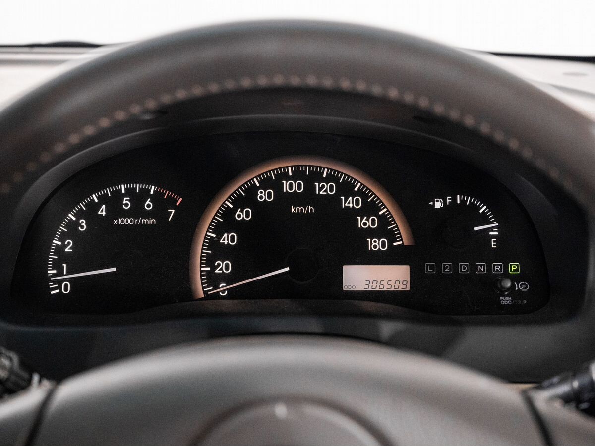 Toyota Ipsum 2002 - фото автомобиля